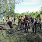 Beri Kenyamanan Masyarakat, Tim Patroli Presisi Satsamapta Polres Aceh Jaya Bersihkan Pohon Tumbang