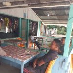 Ngopi Santai Bersama Warga, Bhabinkamtibmas Polsek Sampoiniet Sampaikan Pesan Kamtibmas