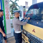 Satlantas Polres Aceh Jaya Tempelkan Stiker Himbauan Keselamatan Bagi pengguna Jalan, Dukung Ops Patuh Seulawah 2025